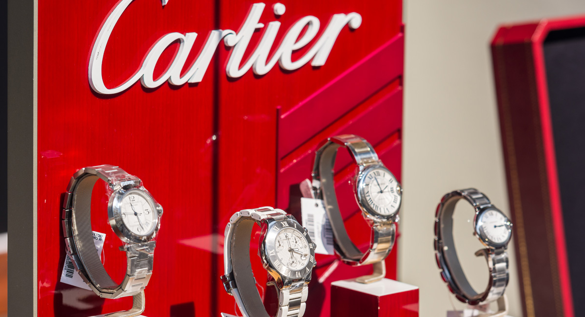 The watch is in the shop. Cartier вывеска. Cartier начало 1847. Маркетинг ювелир. Что производит Картье?.